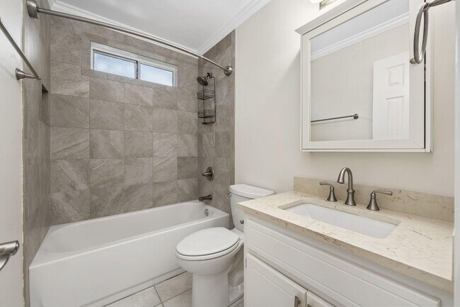 Building Photo - 305 Parkwood Pl