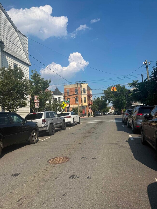 Building Photo - 316 26th St