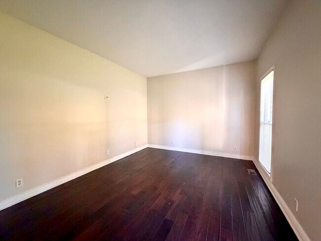 Building Photo - 1402 E Rhett Butler Rd