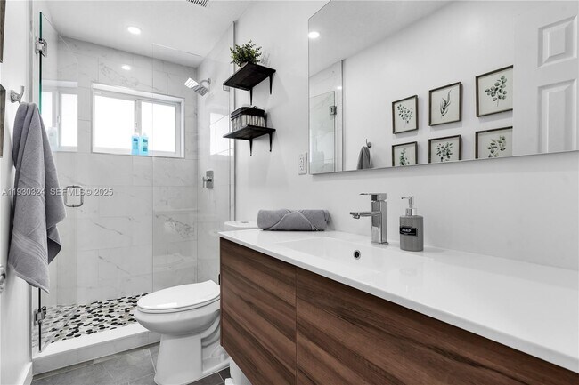 Building Photo - 617 NW 30th Ct