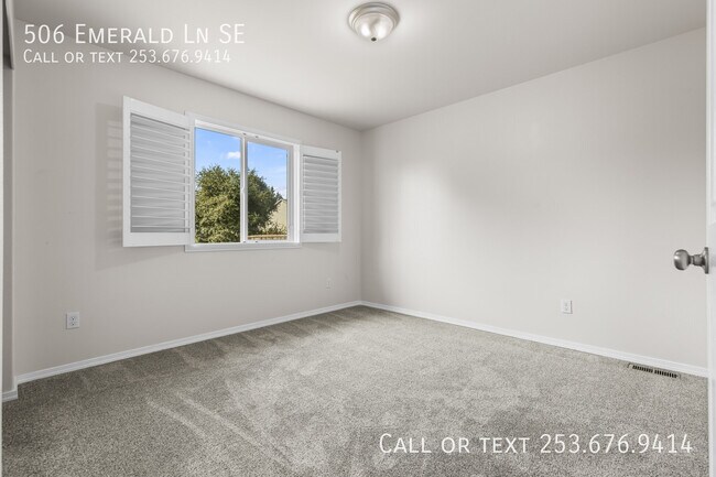 Building Photo - 506 Emerald Ln SE