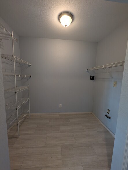 Laundry - 6318 W Park Ave