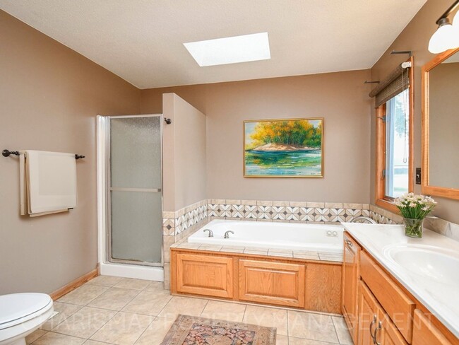 Building Photo - 335 Vernon Dr