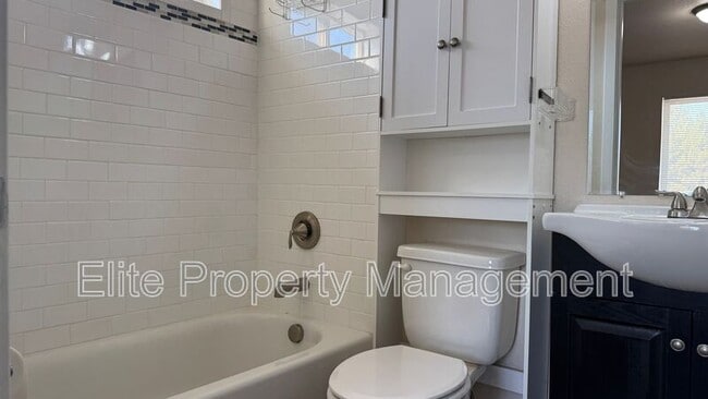 Building Photo - 983 S Palomar Dr