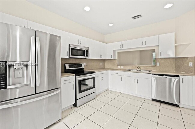 Building Photo - 2779 SW 82nd Ave