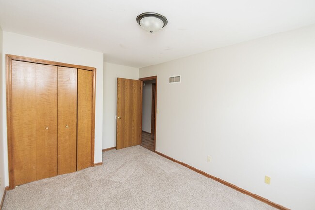 Building Photo - 3 bedroom / 2.5 bathroom Townhome for Rent...