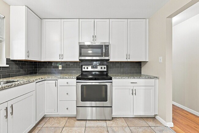 Building Photo - PRICE REDUCED!!  BEST PRICE IN THE AREA FOR 4+BEDROOM  Spacious 4-Bedroom Wheat Ridge Home with F...