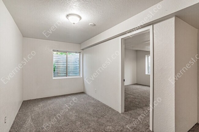 Building Photo - 5 Bed, 3.5 Bath Home with Fenced Yard & Garage / Available Now!