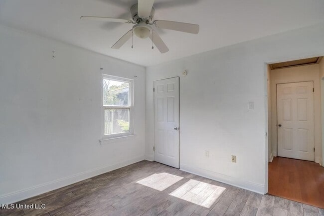 Building Photo - 1737 Ridgeway Dr