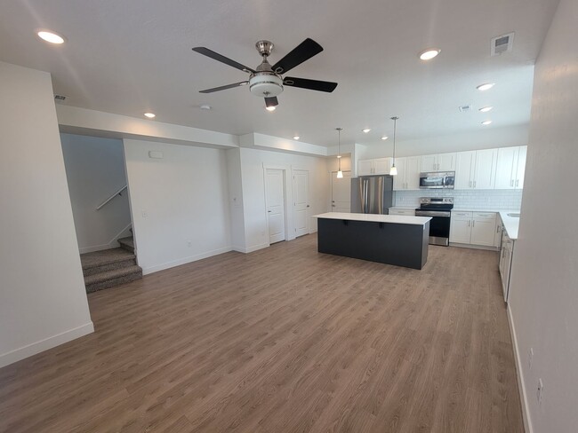 Building Photo - GORGEOUS Spacious Town Home