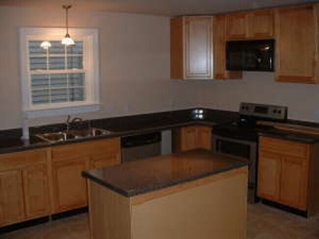 Building Photo - Large 3 Bedroom | 2.5 Bath in The Fan!