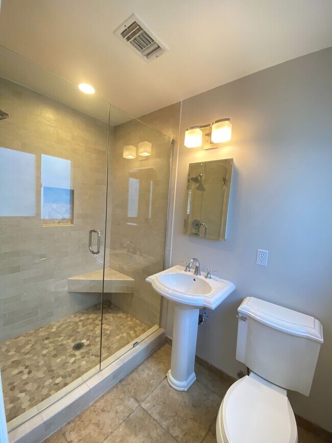 Building Photo - Spacious 5 BR 2 BA!