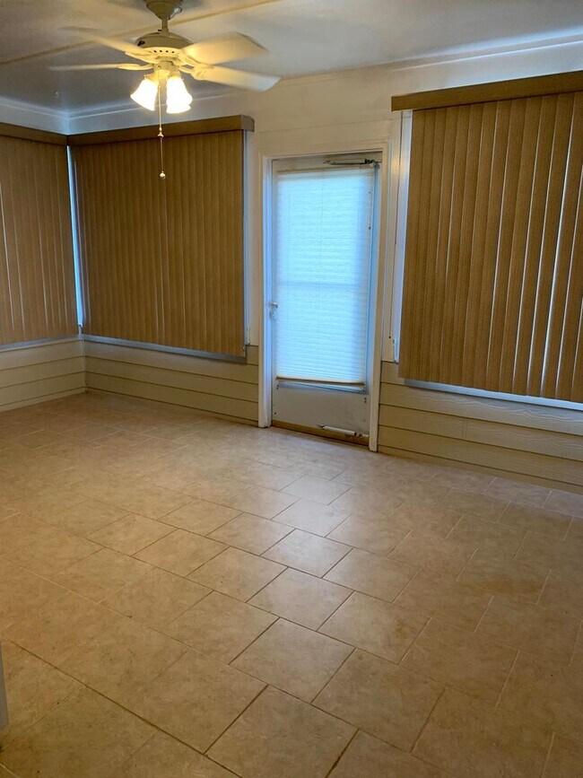 Building Photo - Beautiful 4-Bedroom Valdosta Home with Sun...