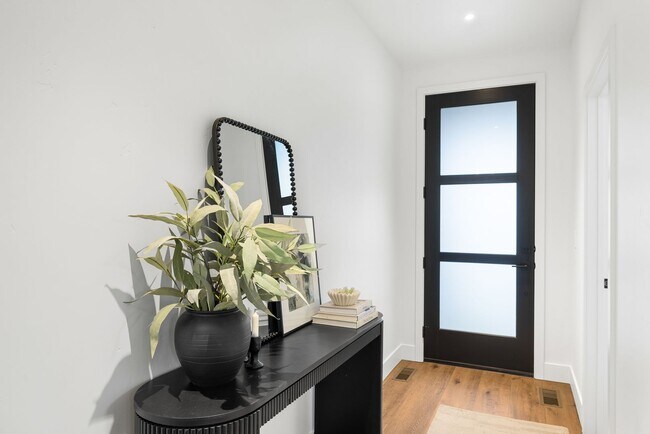 Building Photo - Brand New Luxury Duplex-Top of the line finishes & walking distance to The Village.