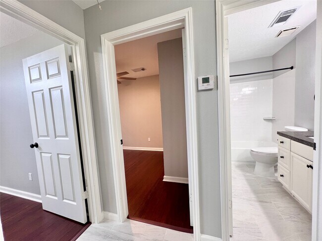 Building Photo - 15543 Scenic Haven Dr