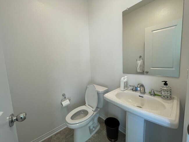 Building Photo - Beautiful Three Bedroom Two and a Half Bathroom Home in Murrieta!