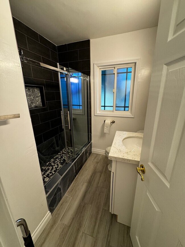 Building Photo - Three Bedroom Pool Home for Rent in Downey!