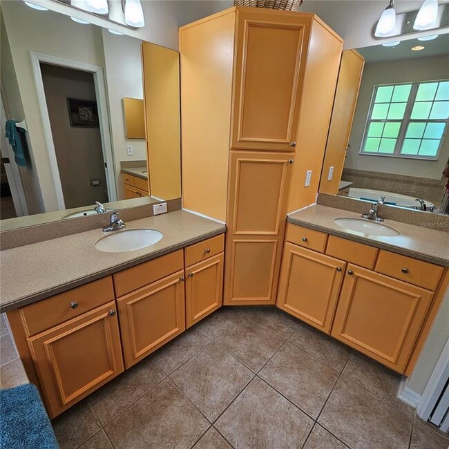 Building Photo - 8110 Villa Grande Ct