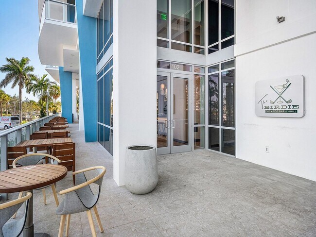 Building Photo - 220 Lake Shore Dr