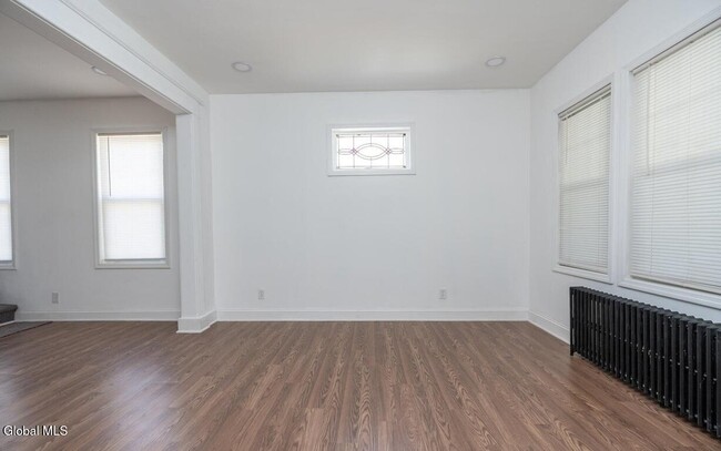 Building Photo - 1538 Nott St