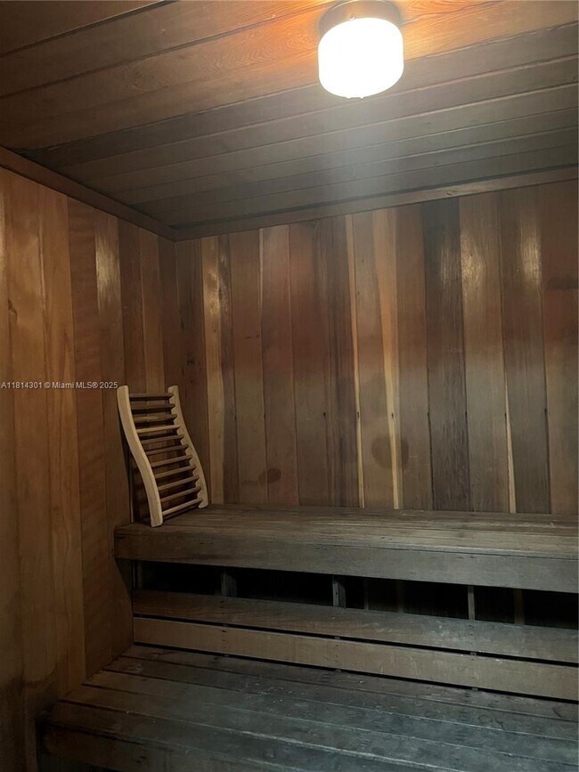 Building Photo - 2555 Collins Ave