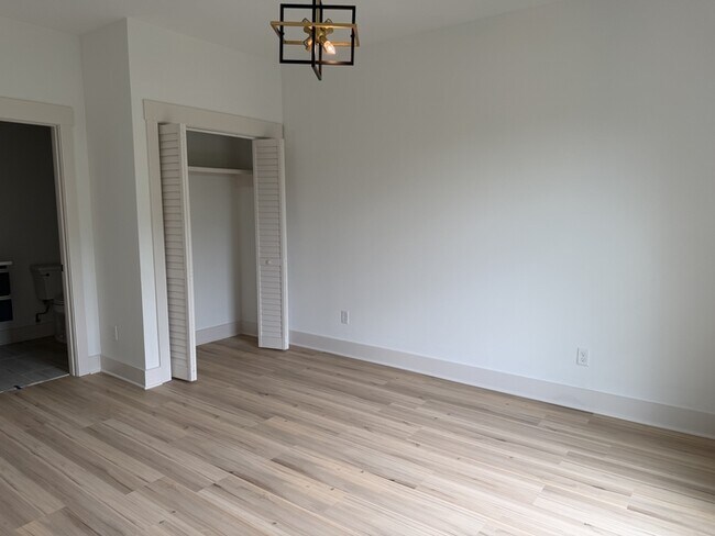Building Photo - 105 Hart Ln