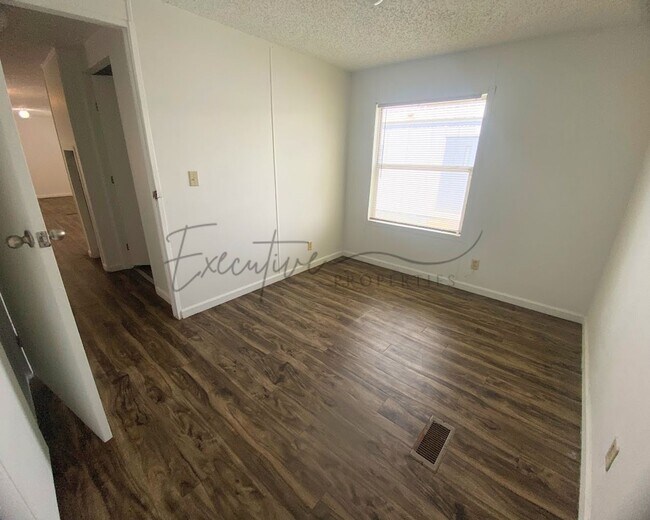 Building Photo - Move-In Ready 3BR, 1BA – Most Utilities In...
