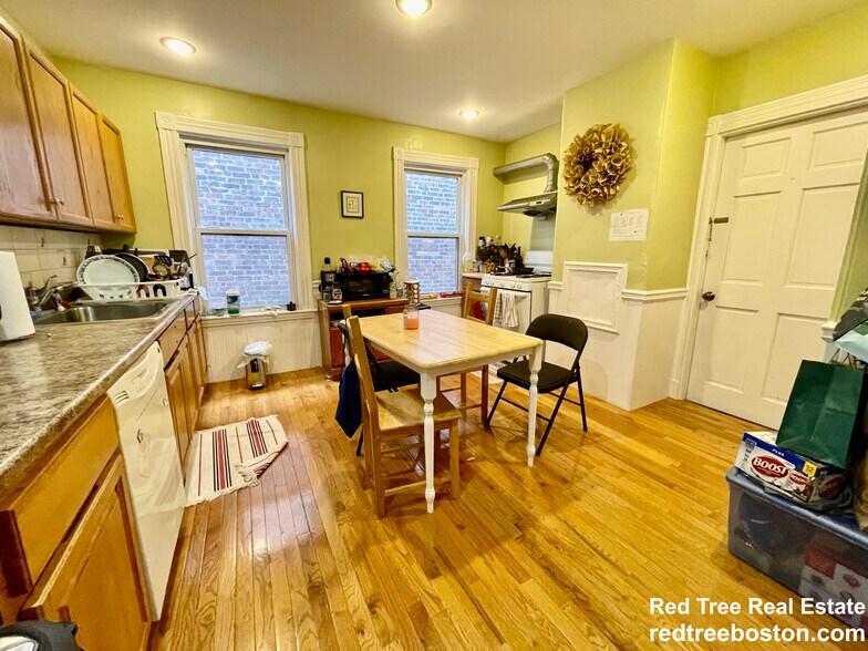 Primary Photo - 46 Aspinwall Ave