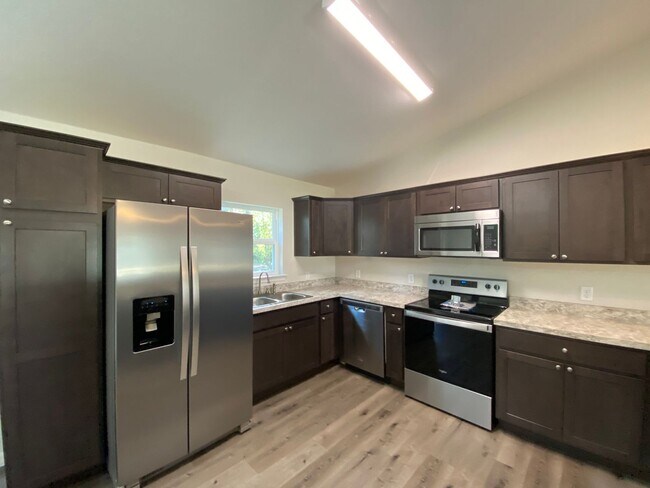 Building Photo - Custom Home - Desirable SE Ocala Neighborh...