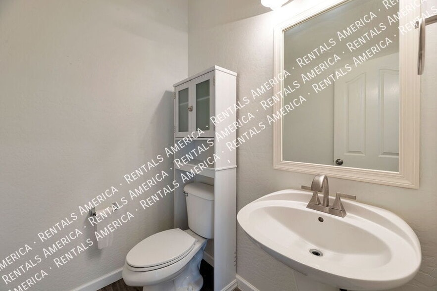 Building Photo - 1809 E Patrick Ln