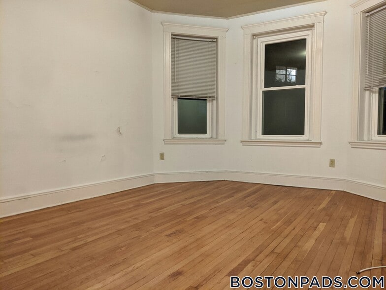 Building Photo - 137 Park Dr