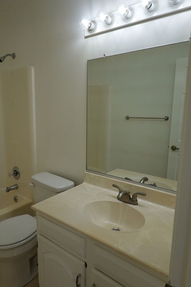 Building Photo - End Unit Condo Near Fort Eustis For Rent