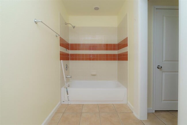 Building Photo - 505 E Applegate Dr