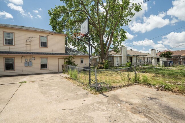 Building Photo - Jewel St- Duplex