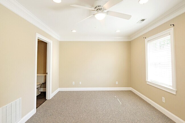 Building Photo - Charming Move-in Ready Downtown Home With Updates