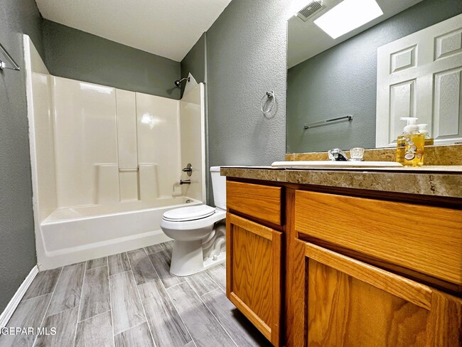 Building Photo - 421 Valle del Mar Dr
