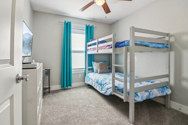 Building Photo - 6165 River Pointe Dr