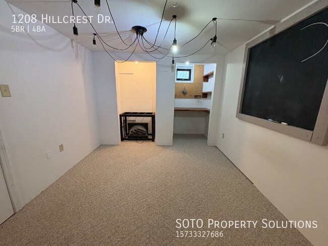 Building Photo - 1208 Hillcrest Dr