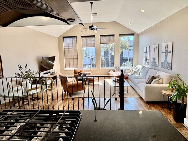 Building Photo - 919 W 15th St