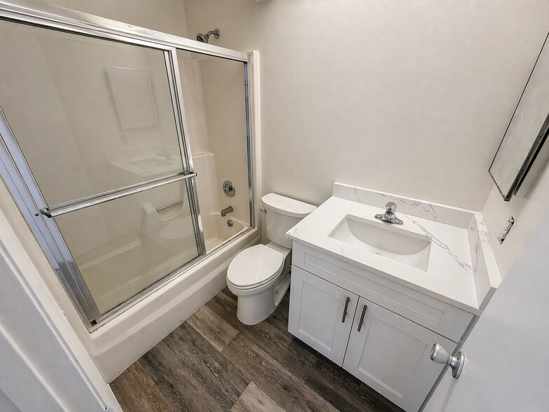 Building Photo - 28 Lake Vista Trl