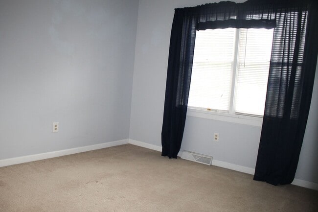 Building Photo - 3 Bedroom Townhouse in Stewartstown
