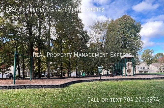 Building Photo - 10102 Old Carolina Dr