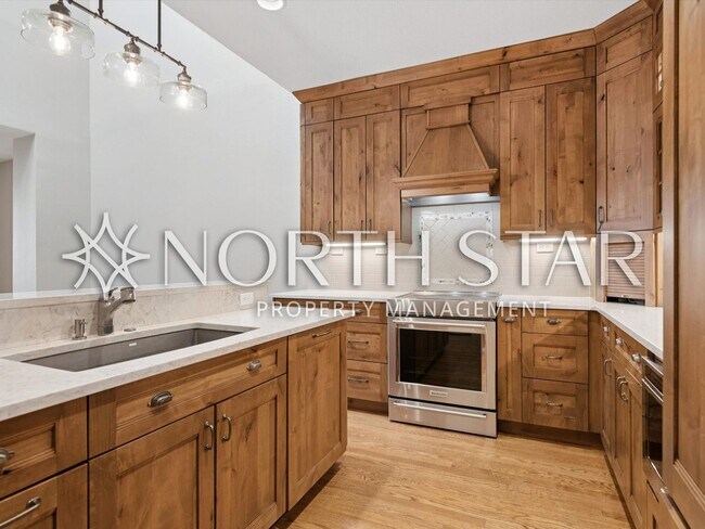 Building Photo - First Addition Townhome in Prime Location