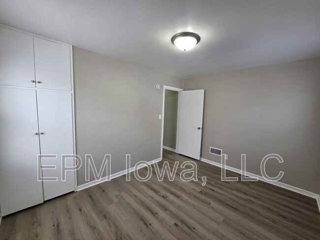 Building Photo - 1147 Bourland Ave