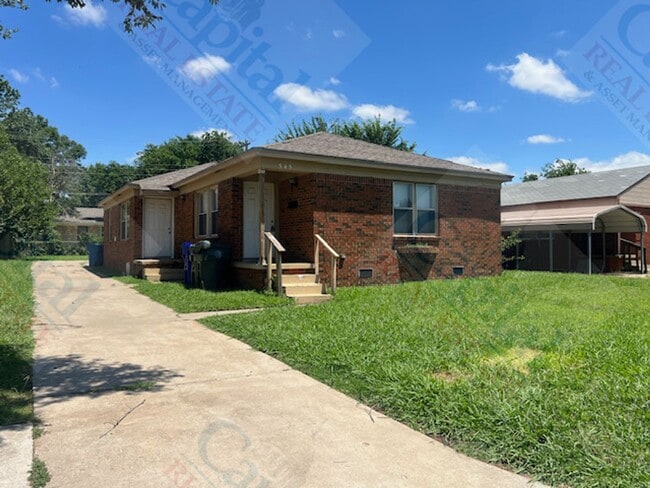 Building Photo - Spacious 3 Bedroom