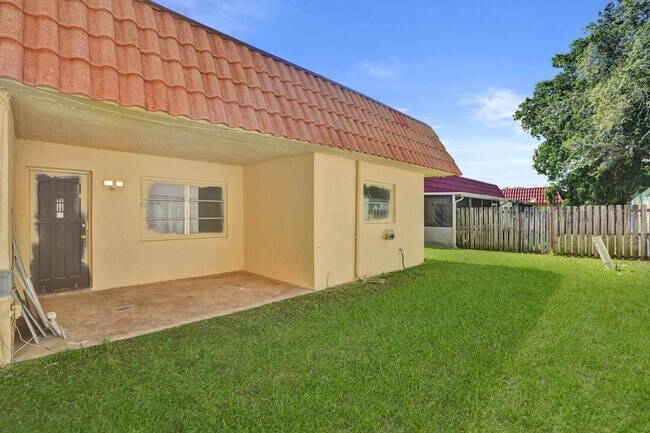 Building Photo - 7010-7012 NW 78th Ave