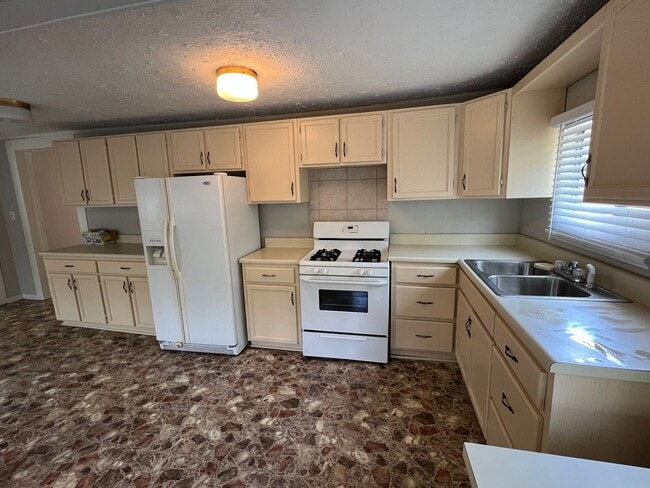 Building Photo - 2 bed 1 bath house