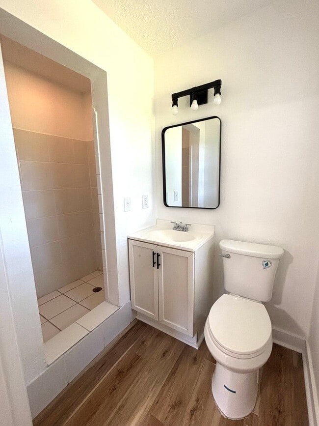 Building Photo - Beautifully Remodeled 3-Bed Home with Huge...