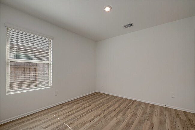 Building Photo - 18111 Robin Creek Dr