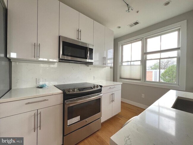 Building Photo - 1209 G St SE